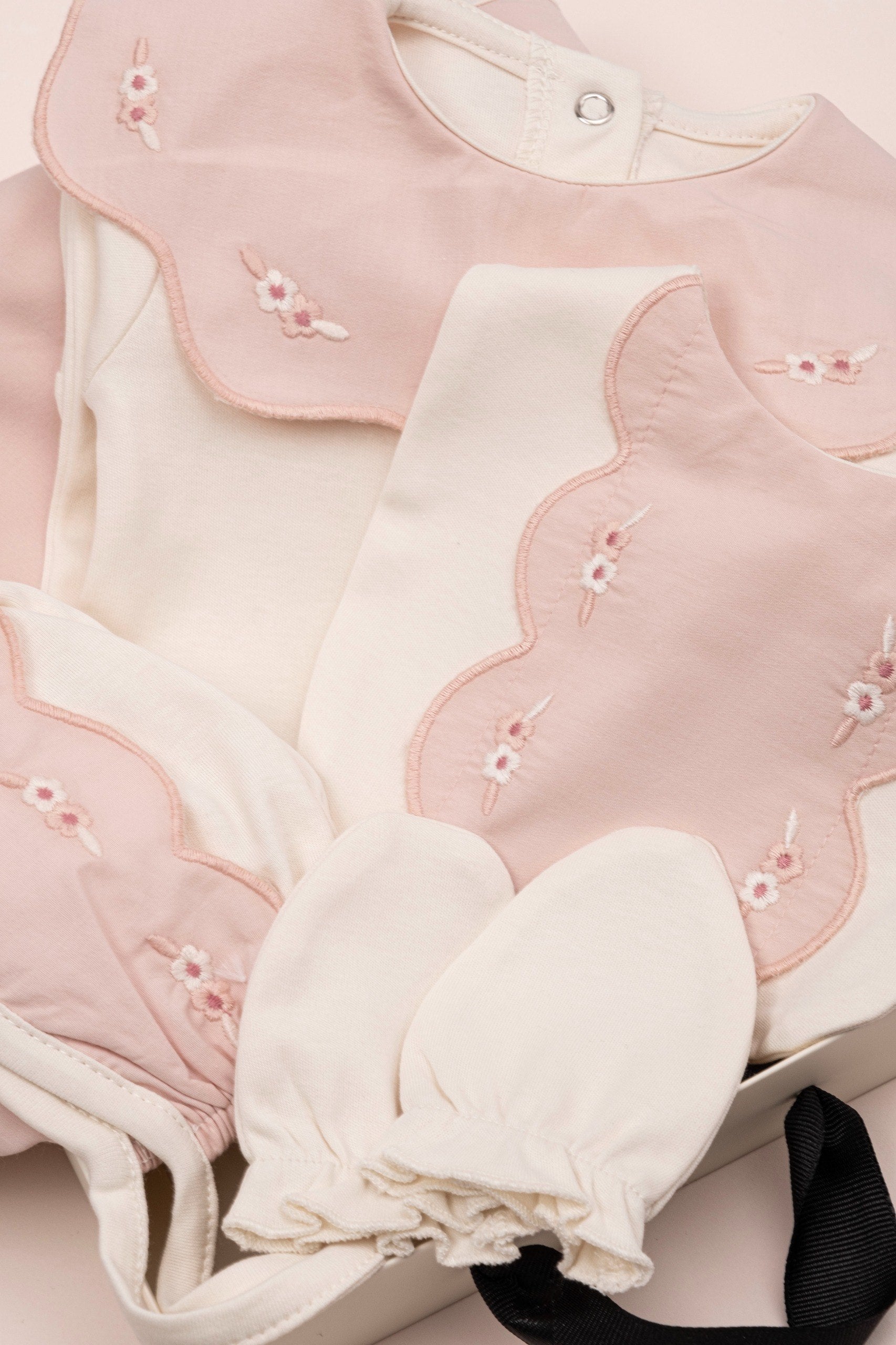 Embroidered Scalloped Collar 5-piece set - Cream
